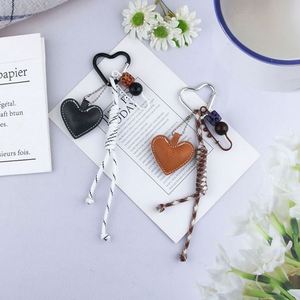 Al por mayor Llavero con colgante decorativo de aleación, cuero creativo, nudo de amor y cuerda, pequeño y con estilo fresco, para parejas - Product Image 3