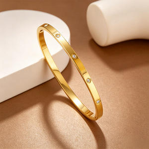 Bracciale a Quadrifoglio per Donne in Acciaio Inossidabile con Cristalli Incastonati, Bracciale a Scatto Antiossidante, Gioiello di Lusso alla Moda, Regalo - Product Image 4