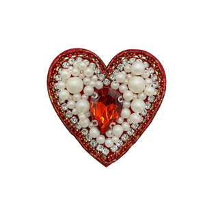 Parche <span class=keywords><strong>de</strong></span> <span class=keywords><strong>fieltro</strong></span> con forma <span class=keywords><strong>de</strong></span> corazón y flores bordadas con cuentas <span class=keywords><strong>de</strong></span> cristal, accesorios <span class=keywords><strong>de</strong></span> costura para ropa, reparación DIY, insignia para sombrero y bolso, estilo bordado - Product Image 1