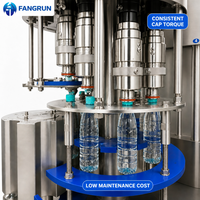 Machine automatique de rinçage, remplissage et bouchage de bouteilles PET pour eau potable pure et minérale, conforme aux normes de sécurité alimentaire