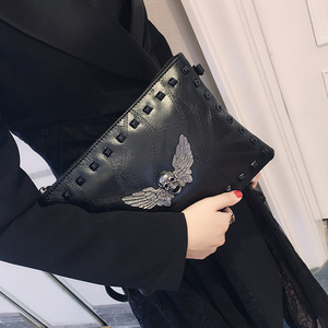 Borsa a <span class=keywords><strong>mano</strong></span> retrò a due usi in stile inglese all'ingrosso borsa a tracolla con rivetto in metallo borsa in pelle con pochette <span class=keywords><strong>teschio</strong></span> a tracolla singola per uomo - Product Image 2