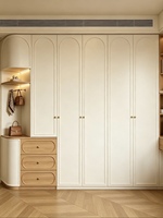 Ensemble de rangement sur mesure pour toute la maison, style français, en bois naturel, avec armoire, vitrine supérieure, bande LED et finition bicolore