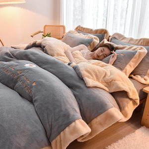 Bộ chăn ga gối đệm mùa đông cỡ King cao cấp, chất liệu nhung ấm áp, họa tiết in, 4 món - Product Image 2