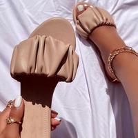 Sandales plates à brides larges froncées couleur nude pour femme, en similicuir souple, à bout ouvert, faciles à enfiler, pour la marche décontractée ou comme pantoufles d'intérieur