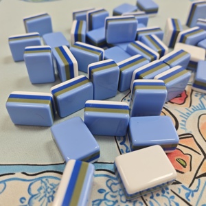 Modernas y Exquisitas Fichas de Mahjong Acrílicas Americanas con Patrón Floral Paisajístico Azul Brillante de Alta Calidad - Product Image 5