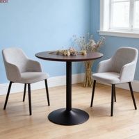 Table à manger moderne en bois grainé avec plateau rond et base évasée pour la maison, la cuisine, le hall d'hôtel, le restaurant, le café, les événements