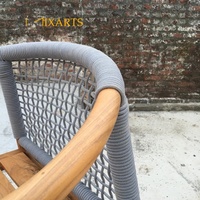 Chaises de salle à manger modernes haut de gamme personnalisables avec dossier en rotin et accoudoirs en teck massif, finition imperméable pour usage extérieur, villa, hôtel, patio