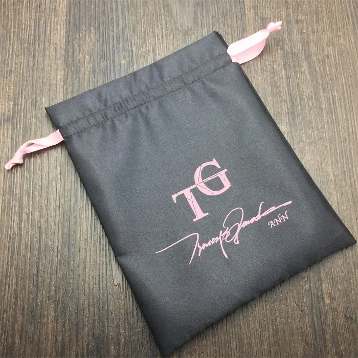 Özel lüks siyah kalın ipek saten ipli nag paket toz saç uzatma çantası Logo baskılı kozmetik kapları saten çanta