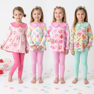 Conjunto de 2 Piezas Personalizado para Niñas Pequeñas, Blusa de Manga Larga con Cuello Peter Pan y Estampado de Corazones y Pantalones Leggings, Atuendos de San Valentín - Product Image 1