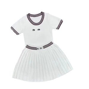 Conjunto de Falda y Chaleco de Punto de Marca de Lujo para Mujer, Diseño de Verano-Otoño 2025, Venta al Por Mayor - Product Image 5