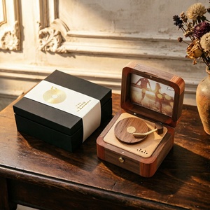 Caja Musical de Gramófono de Madera Maciza Vintage con Marco de Fotos Personalizado, Conmemoración de Aniversario, Regalos Navideños, Venta al por Mayor, OEM Disponible - Product Image 5