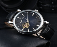 Prix de gros usine Montre de luxe classique pour homme, cadran en cristal saphir noir ajouré, automatique avec réserve de marche