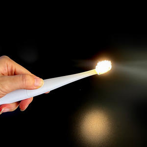 Brosse à dents lumineuse pour enfants avec minuterie, certifiée CE, à poils souples en PBT et chargement USB-C, pour la détection précoce de la plaque dentaire - Product Image 3