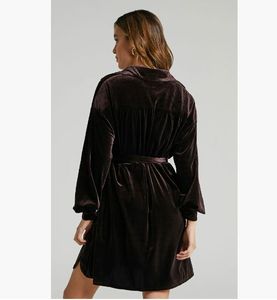 Diseñador <span class=keywords><strong>de</strong></span> las mujeres sólido Otoño Invierno Vestido largo <span class=keywords><strong>de</strong></span> <span class=keywords><strong>terciopelo</strong></span> estilo europeo americano rodilla botón decoración XL tamaño vestido - Product Image 5