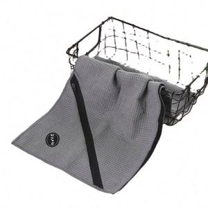 Serviette de sport rafraîchissante personnalisée avec logo, en microfibre gaufrée, avec poche zippée pour promotions - Product Image 1