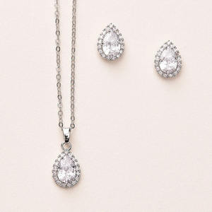 طقم مجوهرات كلاسيكي من UM مطلي بالذهب الوردي عيار 14 قيراط مع قلادة وأقراط من الزركون المكعب على شكل كمثرى - Product Image 4