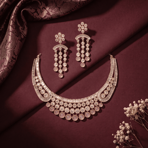 Ensemble collier ras-de-cou élégant et tendance en laiton plaqué or avec moissanite et boucles d'oreilles pendantes assorties pour mariée et mariage - Product Image 4