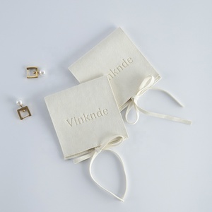 Bolsa de Joyería de Microfibra Estilo Sobre Color Crema Marfil de Alta Calidad, Venta Caliente, Proveedor Chino, con Logotipo Personalizado en Relieve - Product Image 3