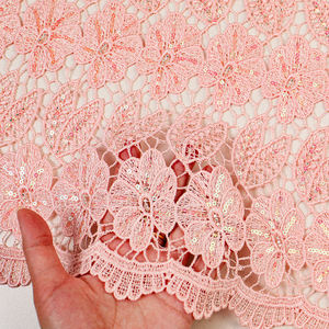 Maßgefertigter Rosa Blumen-Perlenstickerei-Stoff mit floralen Pailletten, indischer Guipure-Spitze und Stickerei für Kleidung und Kleider - Product Image 1