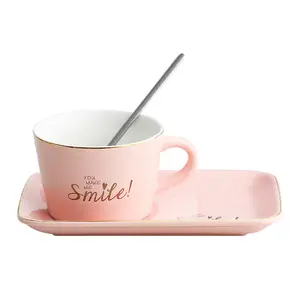 Custom Logo Nordic Style Geglazuurde Roze Keramische Koffie Kop En Schotel Sets Porseleinen Mokken Met Vierkante Plaat