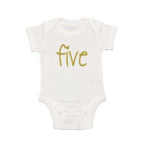 Conjunto de regalo de ropa de bebé recién nacido al por mayor: Body de algodón 100% con estampado dorado y peleles, para empaque en caja o venta a granel. - Product Image 2