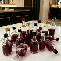 Bouteilles à spiritueux miniatures en verre de 50 ml avec bouchons à vis, formes variées (tête de mort, rondes) pour kits de dégustation et cadeaux de mariage, étiquettes personnalisées