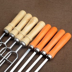 Brochetas <span class=keywords><strong>para</strong></span> barbacoa de acero inoxidable de 8 piezas con mango de madera Herramientas <span class=keywords><strong>para</strong></span> asar al aire libre Agujas <span class=keywords><strong>para</strong></span> <span class=keywords><strong>pinchos</strong></span> de <span class=keywords><strong>carne</strong></span> Tenedores <span class=keywords><strong>para</strong></span> barbacoa - Product Image 4