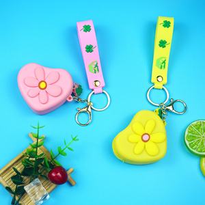 Llavero de Silicona con Forma de Corazón de Dibujos Animados, Color Personalizado, Logotipo Personalizado, Bolsa de Almacenamiento Multifuncional para Promociones Empresariales - Product Image 3