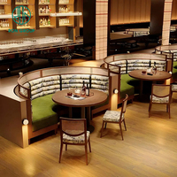 Ensemble de mobilier moderne pour café, restaurant, canapé en velours vert avec dossier à motifs, tables à manger en bois brun