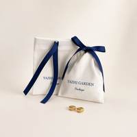 Pochette cadeau personnalisée en ruban gros-grain crème pour bijoux, sac à nœud bleu marine avec logo sérigraphié pour bagues, boucles d'oreilles, colliers - Vente en gros