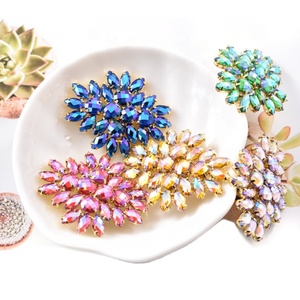Applique de corsage pour col de robe en strass à dos plat en verre, ornée de pierres de cristal brillantes perlées et d'un bouton argenté, avec base dorée pour vêtements - Product Image 5