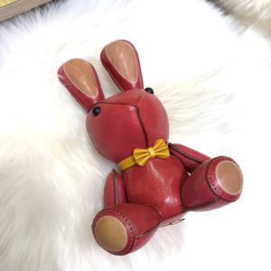 Копилка ручной работы из натуральной коровьей кожи в классическом стиле с цветочным узором и элементами народного искусства, в виде кролика — декоративное украшение для дома, праздничный сувенир (Зодиакальный Кролик) - Product Image 2