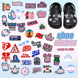 Breloques PVC personnalisées colorées en forme de cœur pour chaussures, accessoires populaires pour la fierté transgenre, décorations de chaussures en gros - Product Image 1