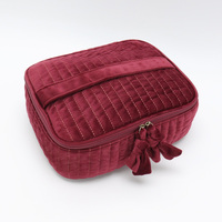 Sac de maquillage personnalisé OEM en velours matelassé à texture fourrure, organiseur de beauté pour soins de la peau, trousse de toilette pour femmes, boîte à cosmétiques pour voyage