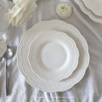 Service de vaisselle vintage français en céramique avec bordure en dentelle embossée, assiettes et bols blancs, assiettes à dessert pour mariage, fête ou événement