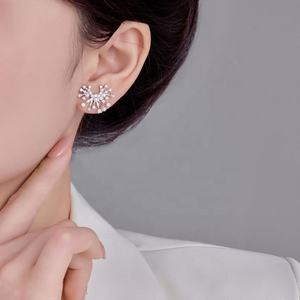 Boucles d'oreilles clous élégantes de haute qualité en argent S925 plaqué or Xingyun, motif géométrique tendance, coupe princesse - Product Image 5