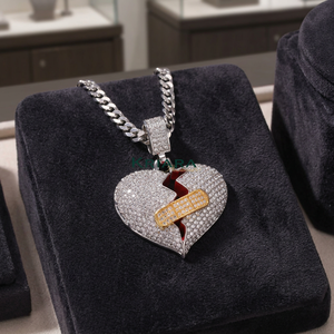 Colgante de Corazón Roto con Banda de Diamantes, Chapado en Rodio, Plata, Estilo Hiphop, Unisex, Joyería para Uso Diario - Product Image 1