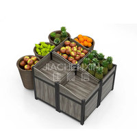 Modulair, zwaarbelastbaar metalen en houten supermarkt-displayrek met schappen voor levensmiddelen en een standaard voor fruit/groenten.