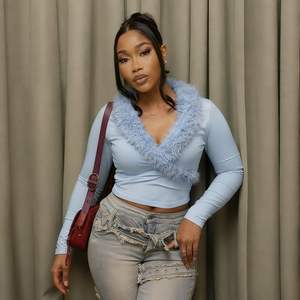 Top Personalizado 2026 para Mujer, Manga Larga, Cuello de Piel Sintética, Cuello en V, Sexy, para Club, Suave, para Todas las Temporadas, con Ribete de Piel Sintética - Product Image 4