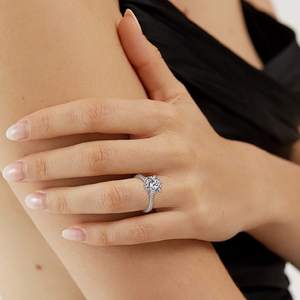 YILUN Bague solitaire élégante en argent sterling 925 plaqué rhodium avec zircon cubique 4 carats - Product Image 2