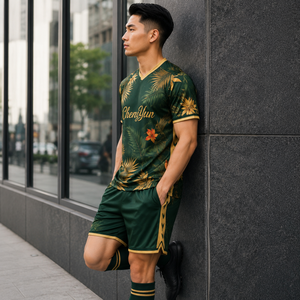 Camiseta de Fútbol Verde Selva Tropical, Camiseta de Fútbol de Lujo con Hojas de Palma Doradas, Ropa Deportiva Exótica de Verano - Product Image 3