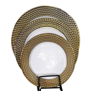 Ensemble d'assiettes et de bols en porcelaine <span class=keywords><strong>chic</strong></span> et moderne à bord doré Approvisionnement d'usine sûr pour la maison Hôtel Ensemble de vaisselle élégant en gros - Product Image 1