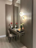 Panneau mural de luxe en bois massif avec table de toilette à miroir pour hôtel villa