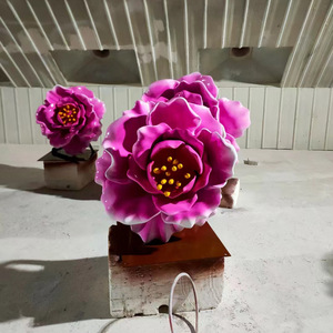 Sculpture florale en fibre de verre pour extérieur, décoration de pelouse, ornement réaliste de pivoine, art végétal fait main sur pied - Product Image 5