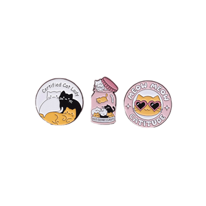 Alfileres de solapa de metal con letras de gato bonito de diseñador personalizado al por mayor, insignias de esmalte duro, técnica de hierro chapado, artesanías de metal con dibujos animados - Product Image 1