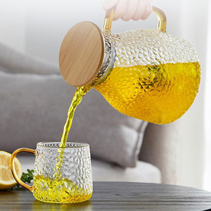 Jarra de agua de vidrio texturizado martillado con tapa de madera, resistente al calor, para uso doméstico, juego para servir bebidas frías para adultos - Product Image 2