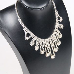 Support de présentation de collier en cuir PU noir de luxe, buste pour <span class=keywords><strong>bijoux</strong></span>, emballage, <span class=keywords><strong>vitrine</strong></span>, stock, vente en gros - Product Image 2