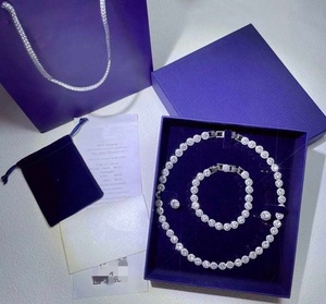 Set di Gioielli di Lusso Serie Angel di Zhixuan con Zirconi Rotondi, Include Collana, Bracciale e <span class=keywords><strong>Orecchini</strong></span> con Scatola, Ideale per Feste - Product Image 1