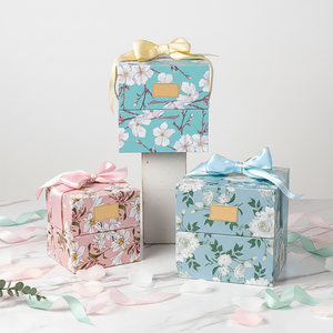 Boîte carrée rigide personnalisée à motif floral avec ruban et gaufrage doré, emballage portable, réutilisable et écologique pour bonbons de mariage - Product Image 4