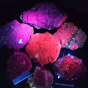 Esemplare di Fluorite Rosa Nera |   Reazione alla luce UV di prodotti grezzi pakistani per decorazioni domestiche e regali di festa - Product Image 4